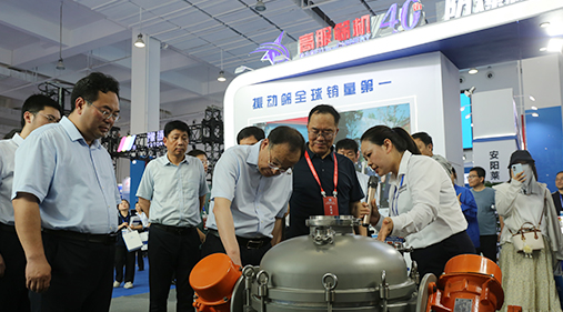 中原農(nóng)谷第二屆振動(dòng)機(jī)械產(chǎn)業(yè)博覽會(huì)盛大開幕，新鄉(xiāng)市長魏建平親臨高服展區(qū)指導(dǎo)工作